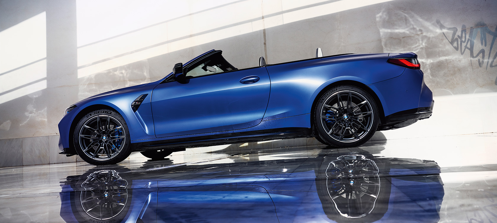 M xDrive özellikli BMW M4 Competition Cabrio G83 alçak açıdan yandan görünüm M xDrive özellikli BMW M4 Competition Cabrio G83, BMW Individual Metalik Mat Mavi/Portimao alçak açıdan yandan görünüm