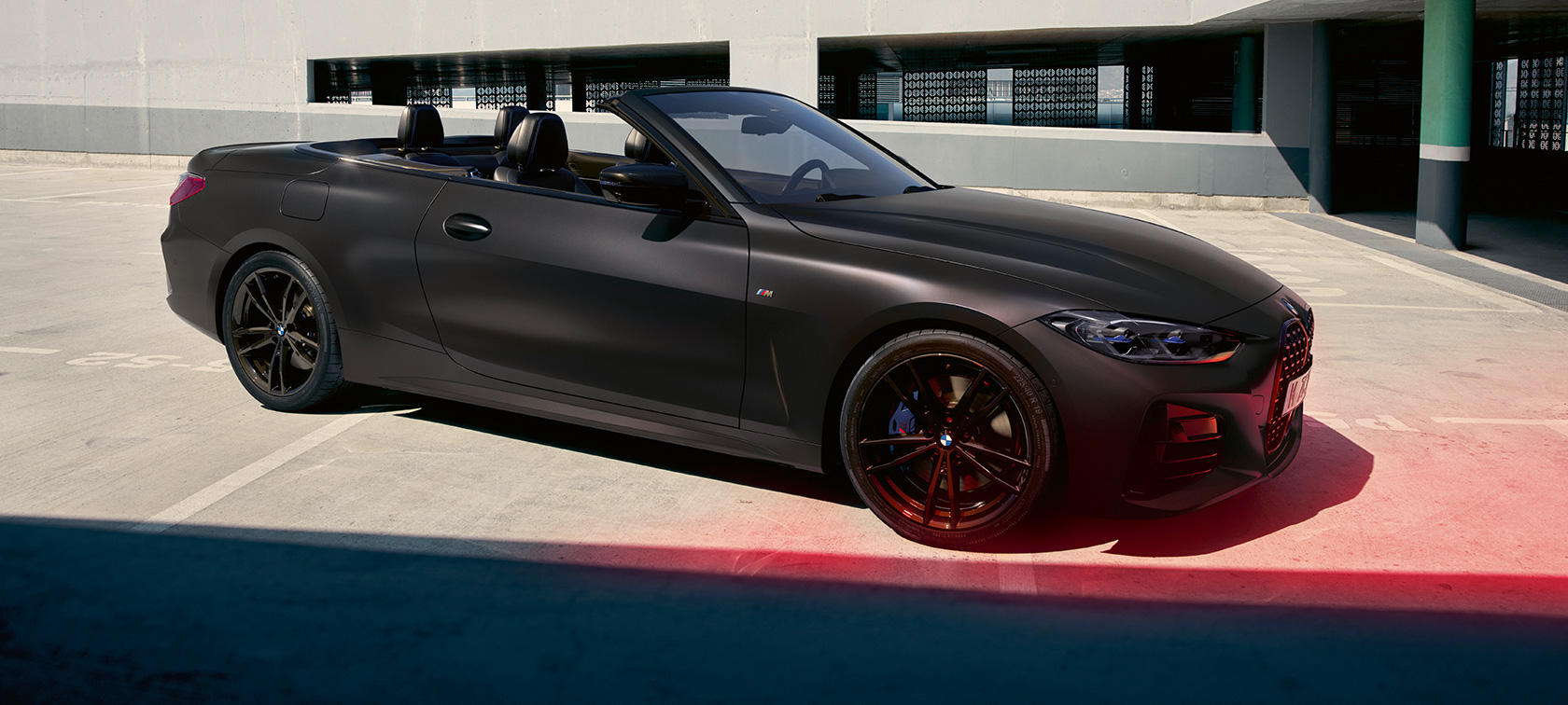 BMW M440i xDrive Cabrio G23, yan çaprazdan görünüm BMW M440i xDrive Cabrio G23, BMW Individual Metalik Mat Koyu Gri yan çaprazdan görünüm