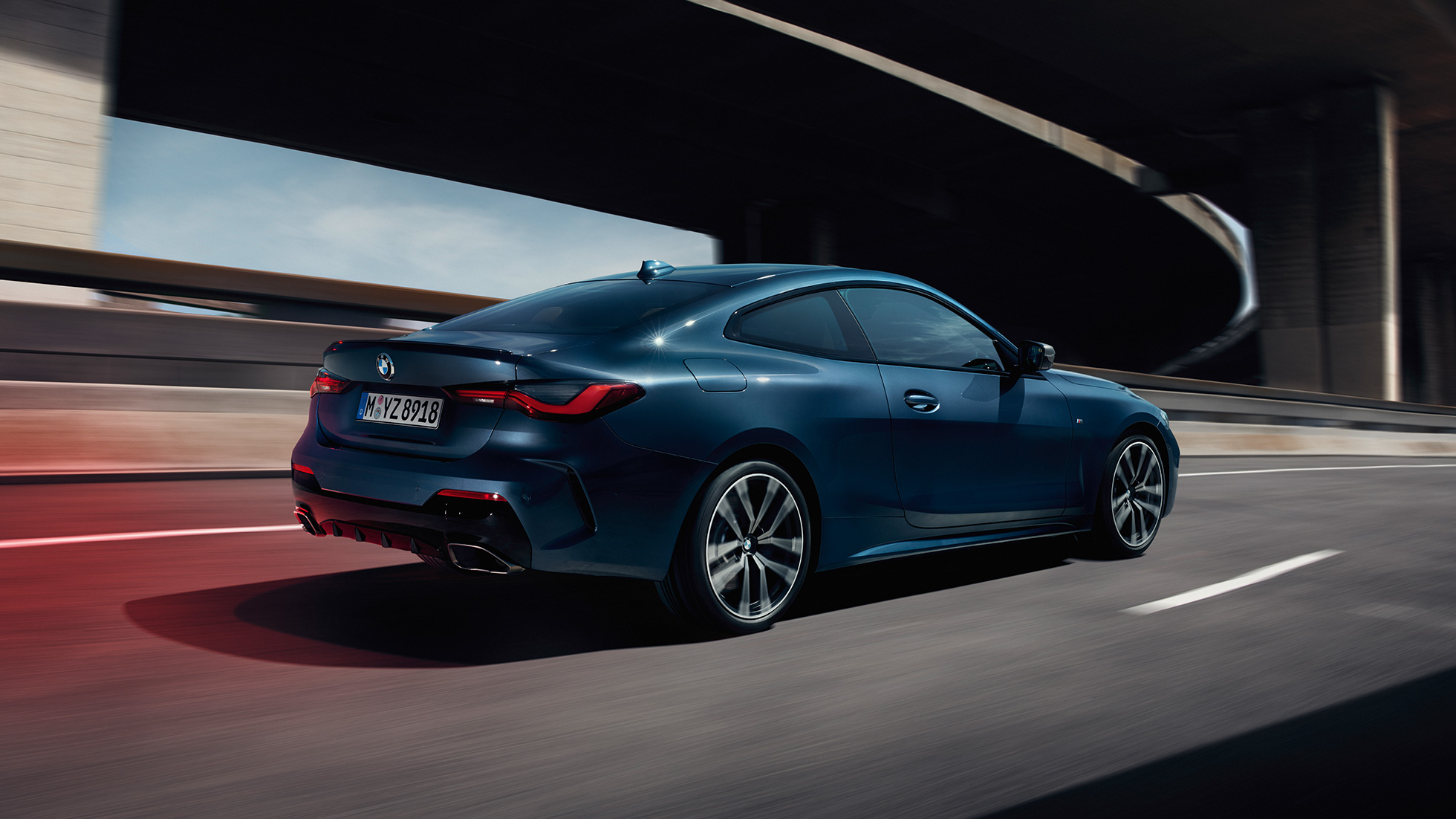 Arkadan görünüm BMW M440i xDrive Coupé G22 BMW M440i xDrive Coupé Metalik Mavi/Arctic Race G22 yandan görünüm