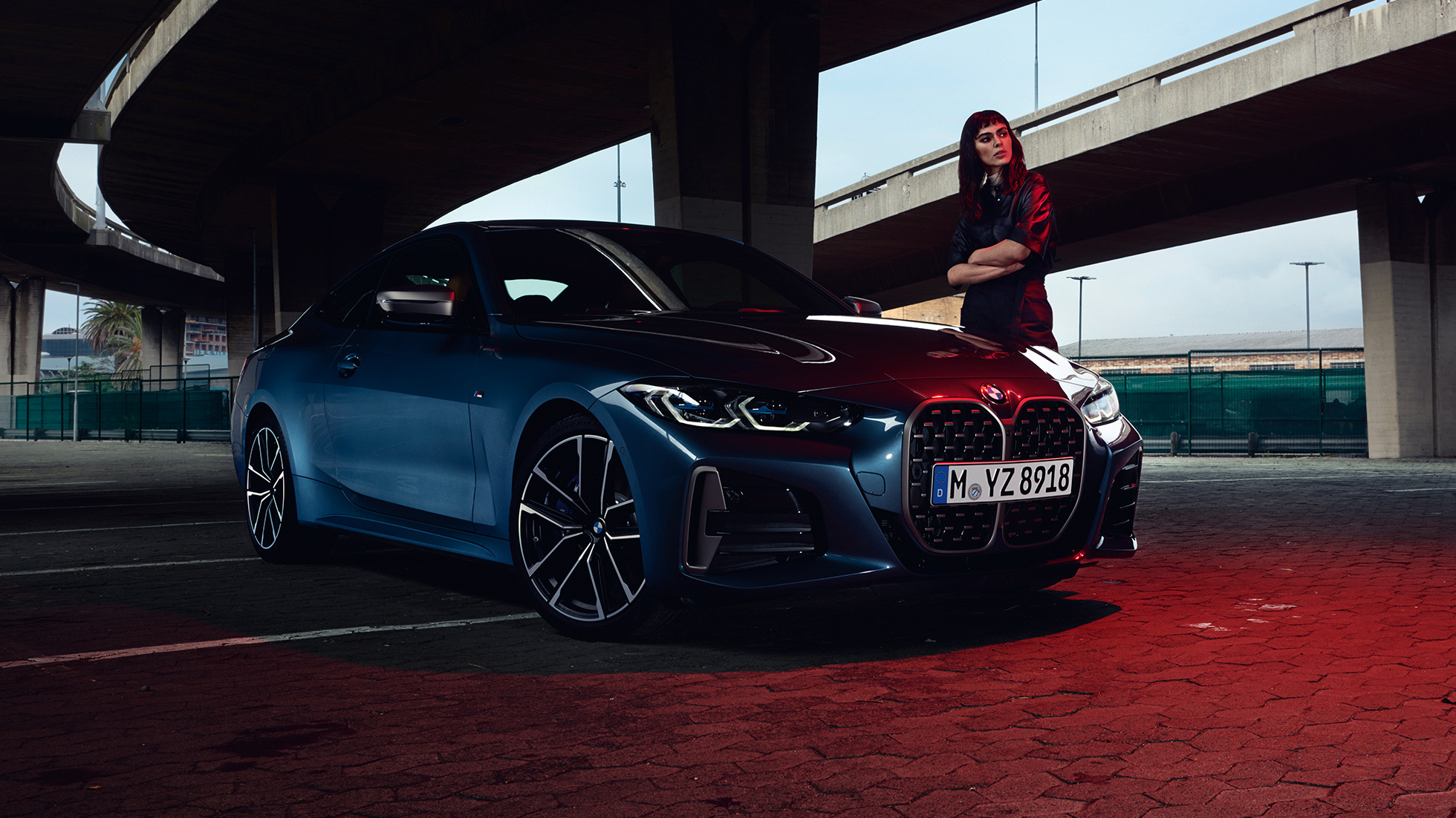 Yanında model ile birlikte BMW M440i xDrive Coupé G22 yandan görünüm BMW M440i xDrive Coupé Metalik Mavi/Arctic Blue G22 model ile birlikte yandan görünüm