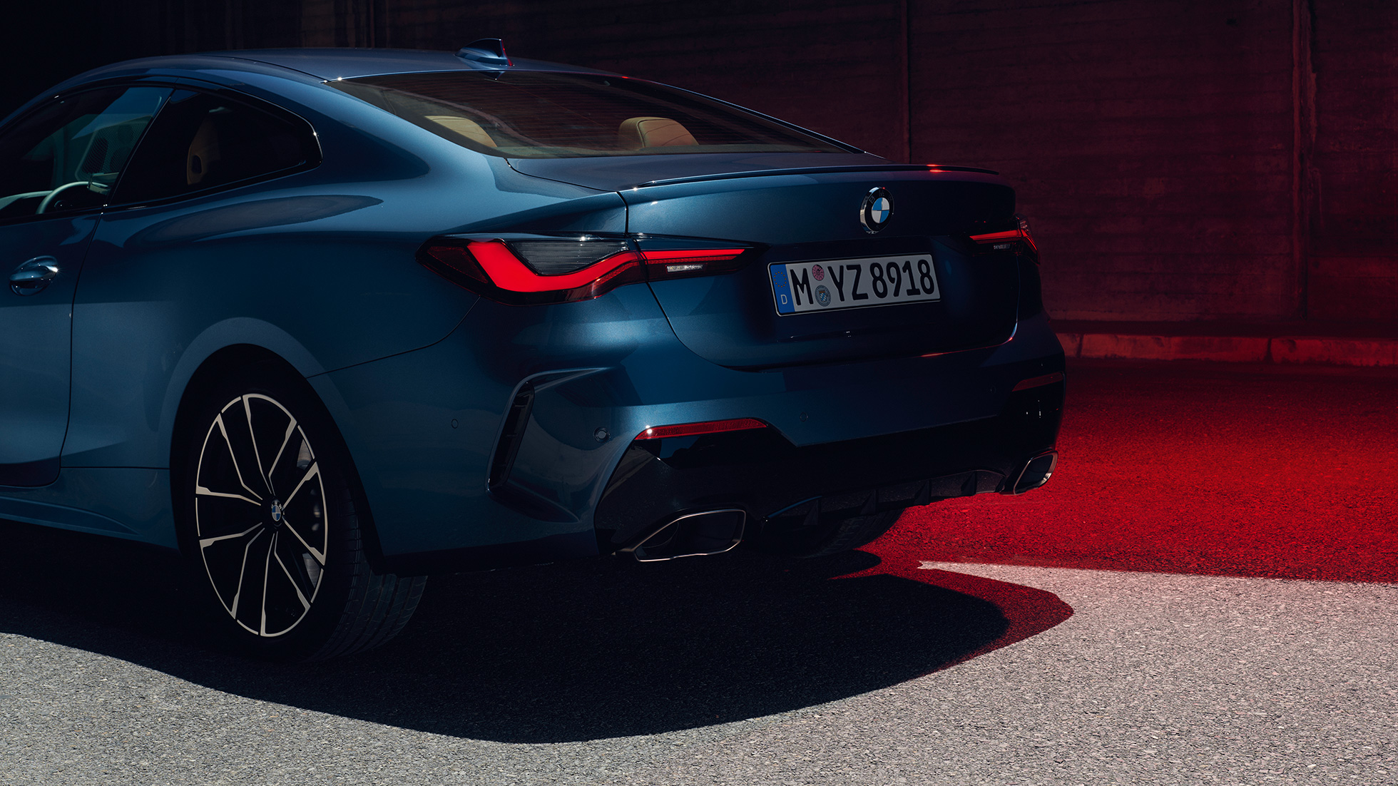 Arkadan görünüm, stop lambaları BMW M440i xDrive Coupé G22 BMW M440i xDrive Coupé Metalik Mavi/Arctic Race G22 arkadan görünüm, stop lambaları