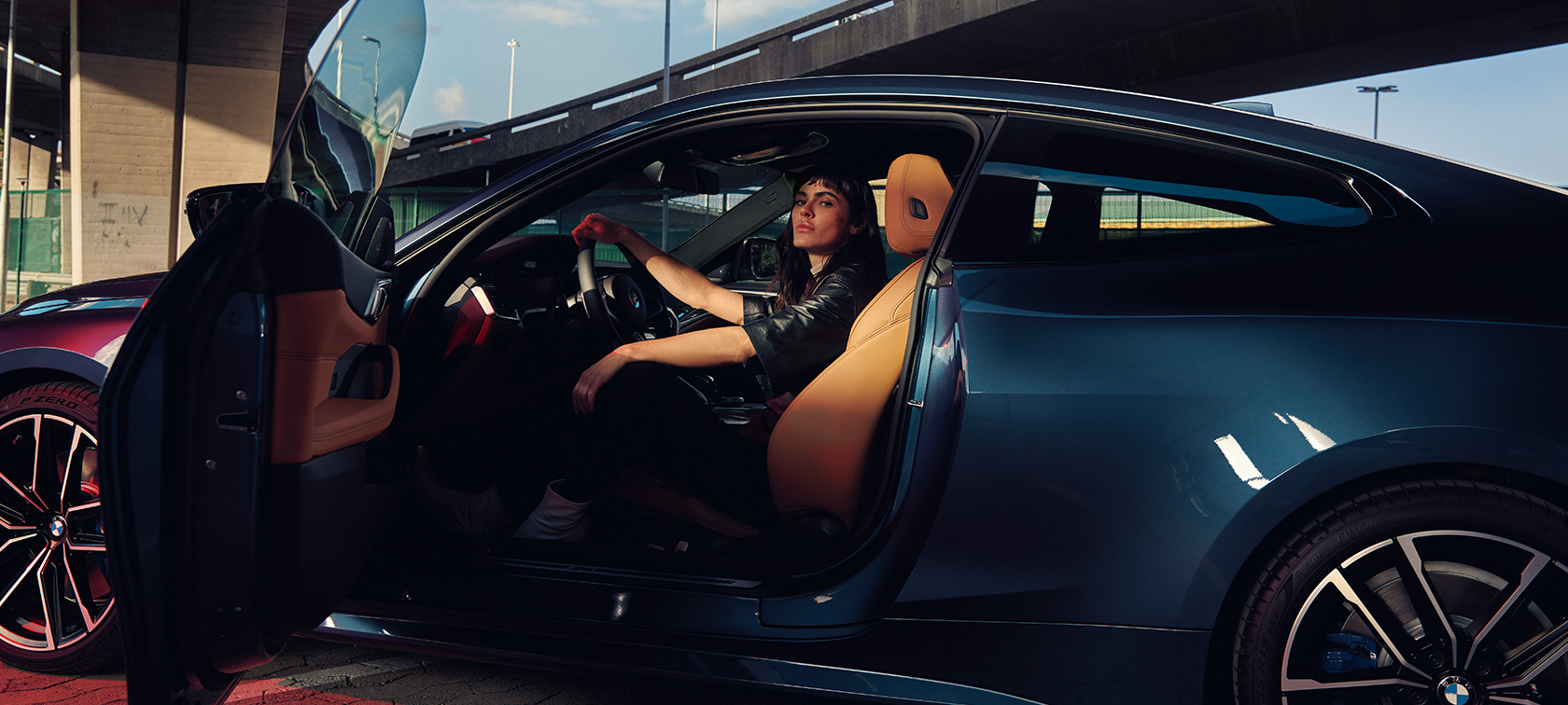 Yandan görünüm BMW M440i xDrive Coupé G22 BMW M440i xDrive Coupé G22 Metalik Mavi/Arctic Race kapı açık olarak model ile birlikte yandan görünüm