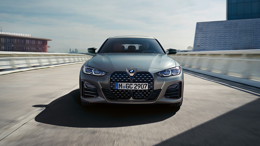 Yeni BMW M440i xDrive Gran Coupé G26, yolda önden görünüm Yeni BMW M440i xDrive Gran Coupé G26, Metalik Mat Gri/Pure, yolda önden görünüm