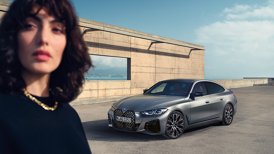 Yeni BMW M440i xDrive Gran Coupé G26, model ile birlikte ön çaprazdan görünüm Yeni BMW M440i xDrive Gran Coupé G26, Metalik Mat Gri/Pure, model ile birlikte ön çaprazdan görünüm