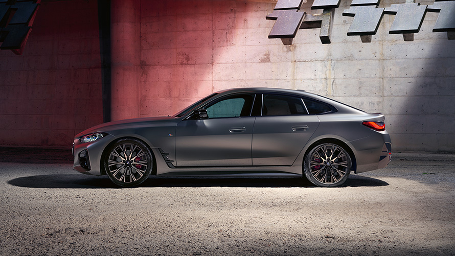 Yeni BMW M440i xDrive Gran Coupé G26, yandan görünüm Yeni BMW M440i xDrive Gran Coupé G26, Metalik Mat Gri/Pure, duvar önünde yandan görünüm