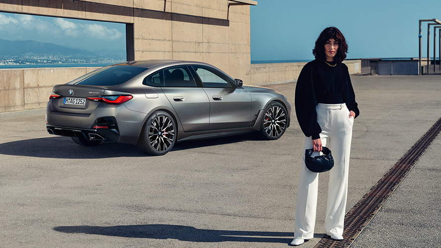 Yeni BMW M440i xDrive Gran Coupé G26, model ile birlikte arka çaprazdan görünüm Yeni BMW M440i xDrive Gran Coupé G26, Metalik Mat Gri/Pure, model ile birlikte arka çaprazdan görünüm