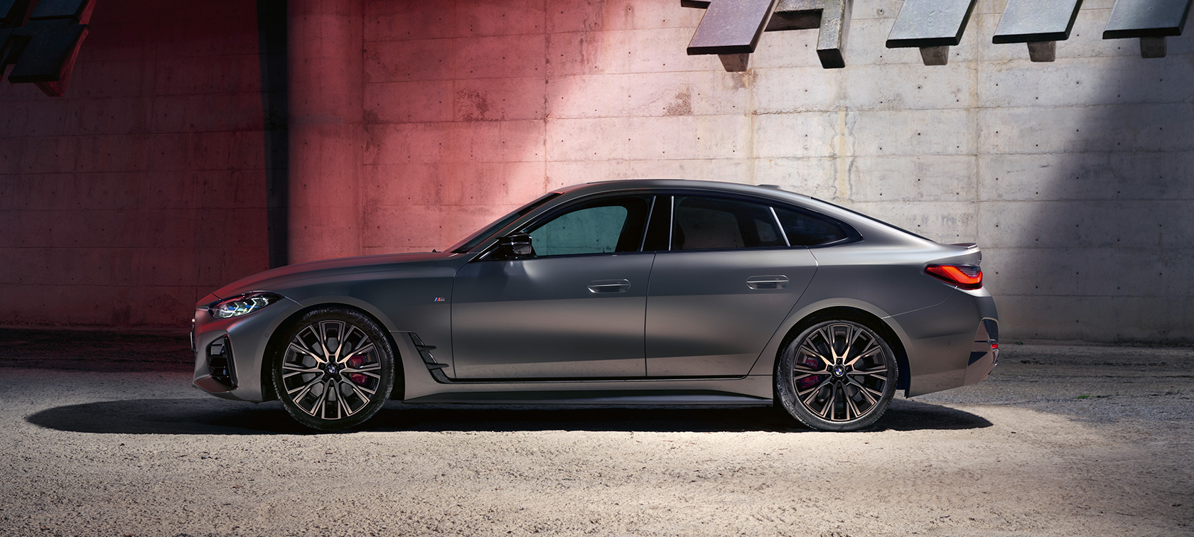 Yeni BMW M440i xDrive Gran Coupé G26, yandan görünüm Yeni BMW M440i xDrive Gran Coupé G26, BMW Individual Metalik Mat Gri/Pure, yandan görünüm