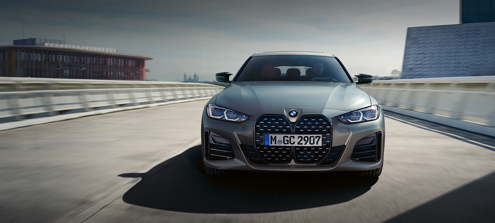 Yeni BMW M440i xDrive Gran Coupé G26, BMW Individual Metalik Mat Gri/Pure, önden görünüm