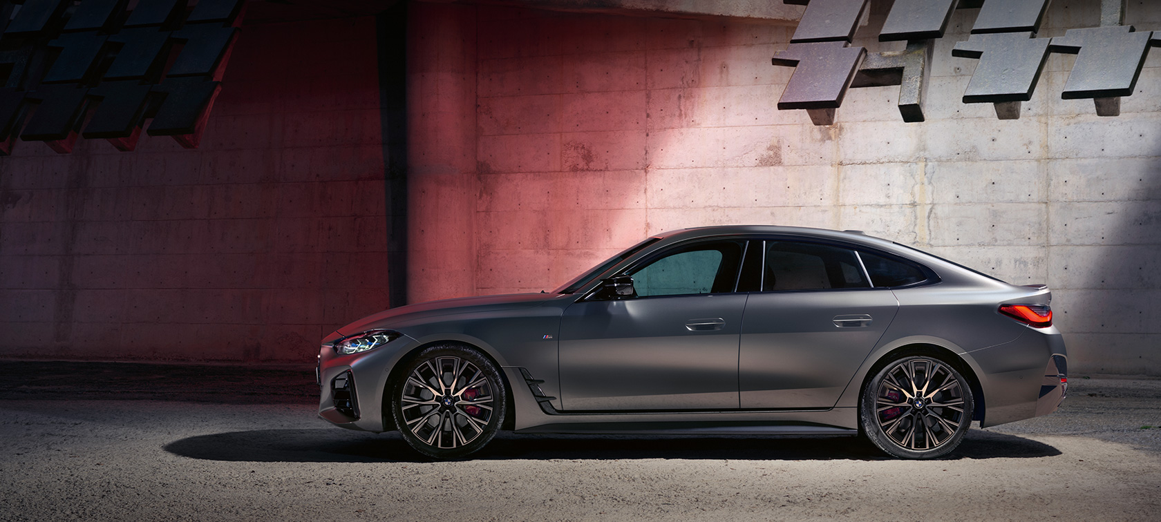 Yeni BMW M440i xDrive Gran Coupé G26, duvar önünde yandan görünüm Yeni BMW M440i xDrive Gran Coupé G26, BMW Individual Metalik Mat Gri/Pure, duvar önünde yandan görünüm