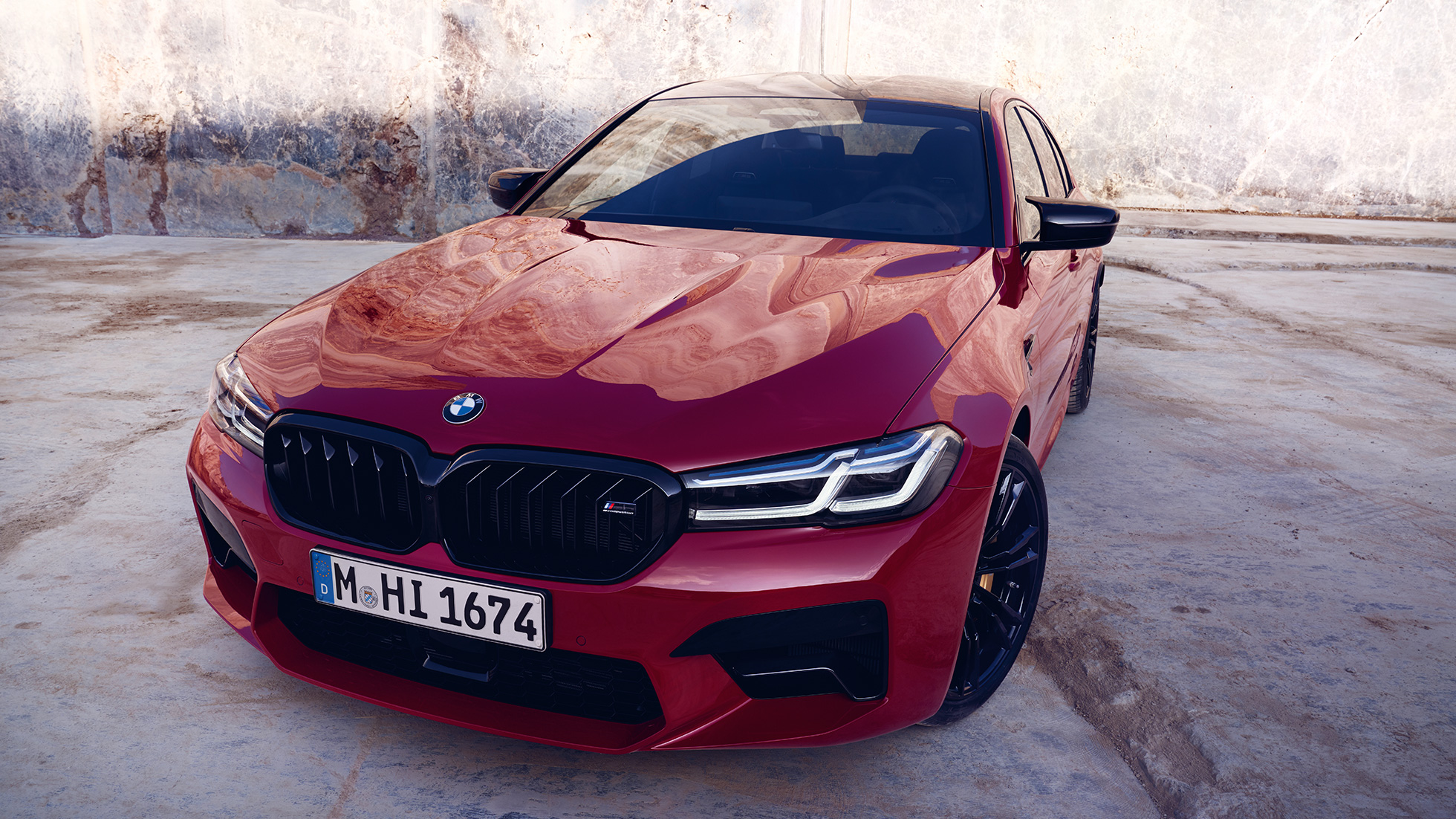 M Tasarımlı BMW M5 Competition F90 LCI önden görünüm M Tasarımlı BMW M5 Competition F90 LCI BMW Individual Imola Kırmızısı önden görünüm
