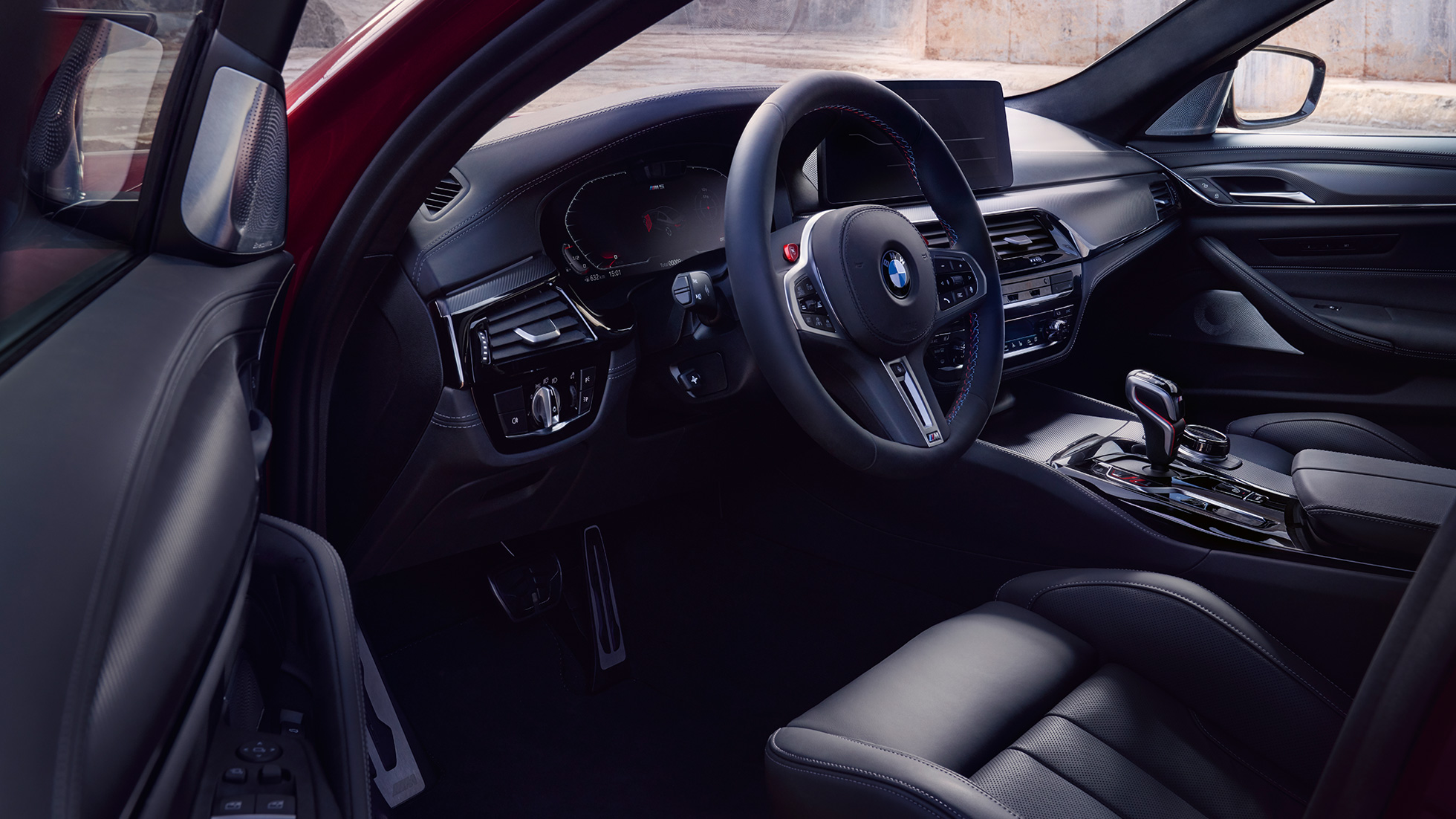 BMW M5 Competition F90 LCI kokpit Kapılar açık haldeyken BMW M5 Competition F90 LCI kokpit
