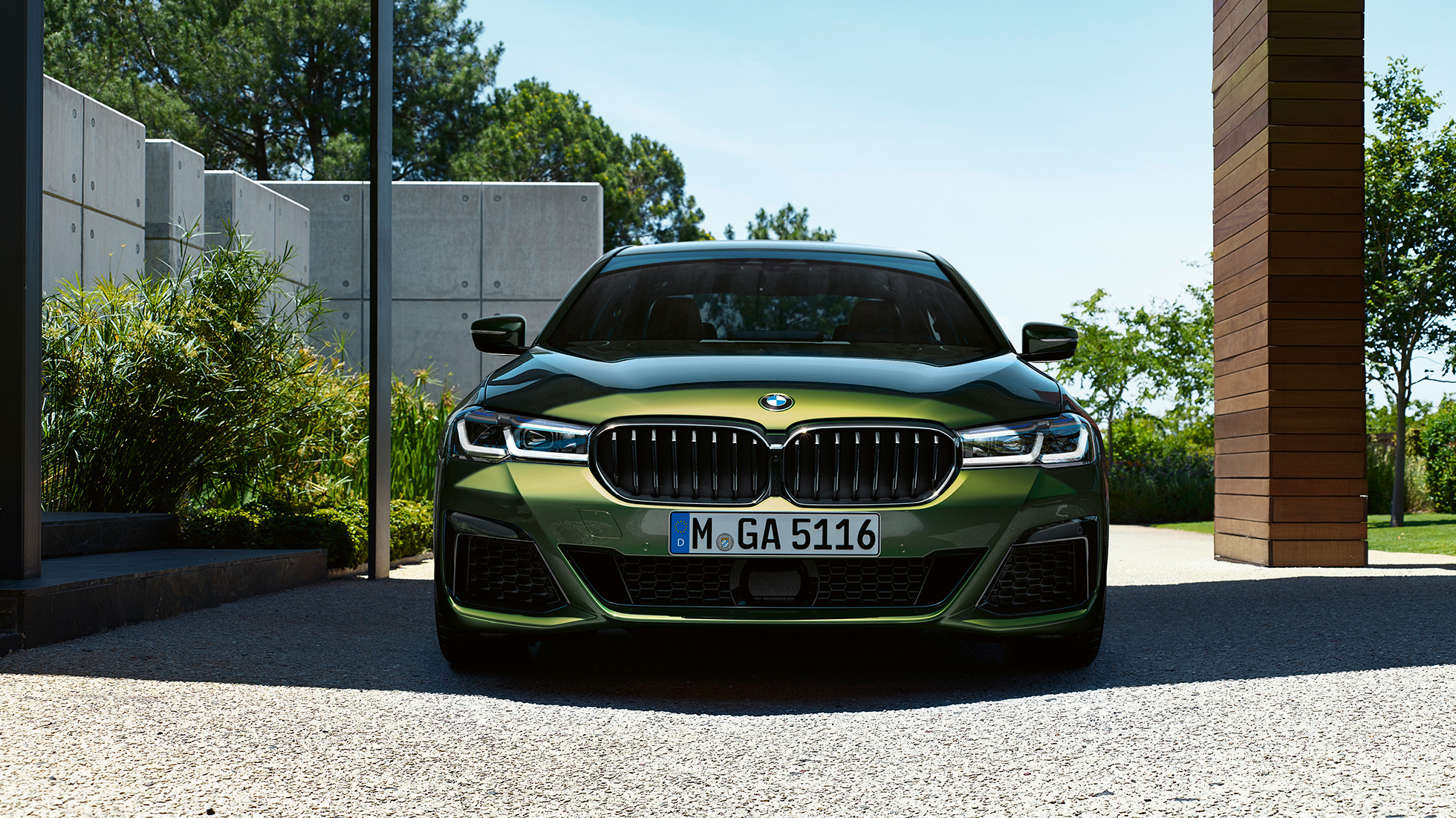Yeni Böbrek Izgarası ile ön tasarım BMW M550i xDrive Sedan G30 LCI Yeni Böbrek Izgarası ile ön tasarım BMW M550i xDrive Sedan G30 LCI BMW Individual Metalik Yeşil/Verde önden görünüm