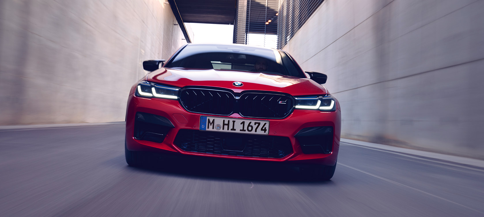 BMW M5 Competition F90 LCI önden görünüm BMW M5 Competition F90 LCI BMW Individual Imola Kırmızısı sürüş sırasında önden görünüm