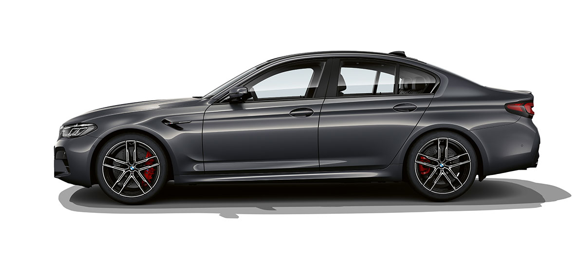 BMW M5 F90 LCI yandan görünüm BMW M5 F90 LCI Metalik Gri/Brands Hatch yandan görünüm