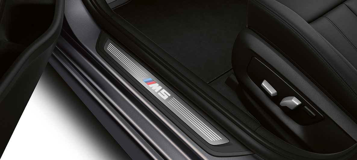 M5 yazılı kapı eşik kaplamaları BMW M5 F90 LCI iç tasarım M5 yazılı kapı eşik kaplamaları BMW M5 F90 LCI iç tasarım