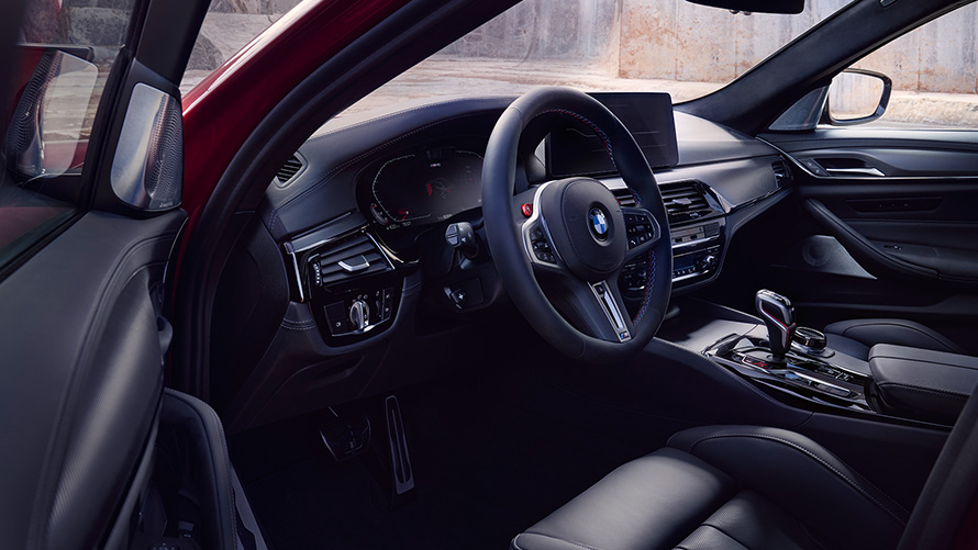 BMW M5 Competition F90 LCI kapı açık halde kokpit