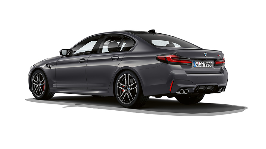 BMW M5 F90 LCI Metalik Gri/Brands Hatch arka çaprazdan görünüm