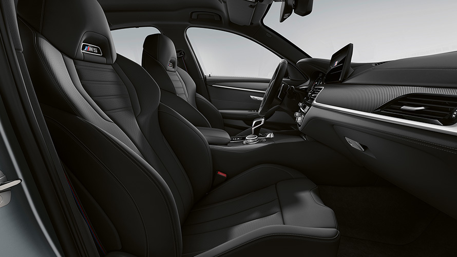  BMW M5 F90 LCI kapılar açık halde kokpit