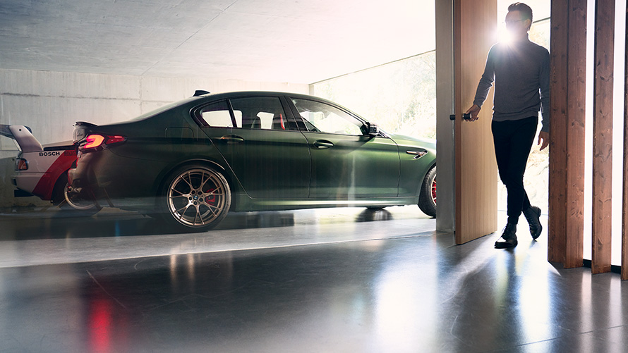 BMW M5 CS F90 Metalik Yeşil/Frozen Deep garajda yandan görünüm