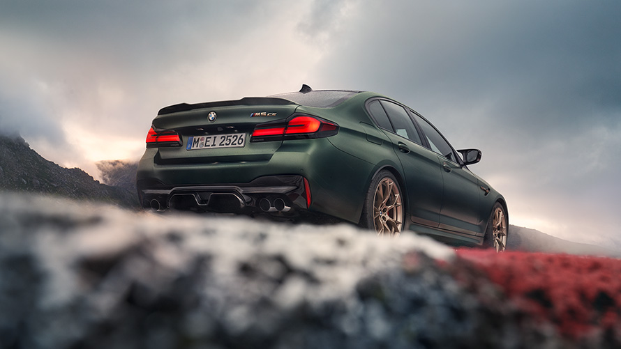 BMW M5 CS F90 Metalik Yeşil/Frozen Deep arka alttan görünüm