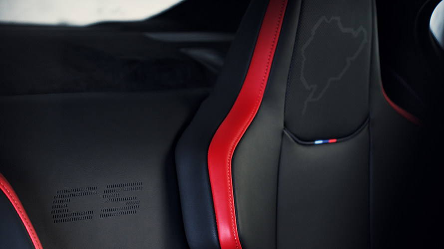 BMW M5 CS F90 iç tasarım, ışıklı M5 logosu ve Nürburgring pistinin silueti ile M Karbon pilot koltuk