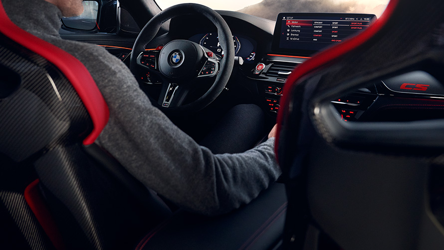 BMW M5 CS F90 iç tasarım, sürücüyle beraber kokpit