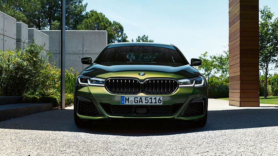 BMW M550i xDrive Sedan G30 LCI BMW Individual Metalik Yeşil/Verde Ermes önden görünüm