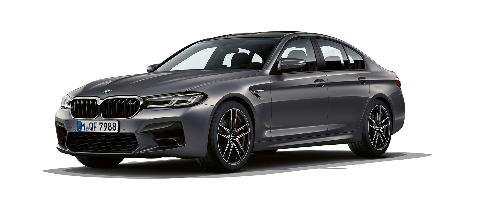 BMW M5 F90 ön çaprazdan görünüm BMW M5 F90 LCI Metalik Gri/Brands Hatch ön çaprazdan görünüm