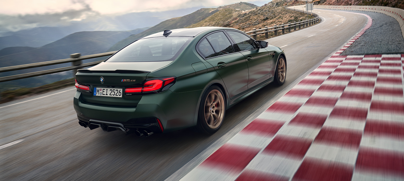 BMW M5 CS F90 Metalik Yeşil/Frozen Deep arka çaprazdan görünüm BMW M5 CS F90 Metalik Yeşil/Frozen Deep arka çaprazdan görünüm