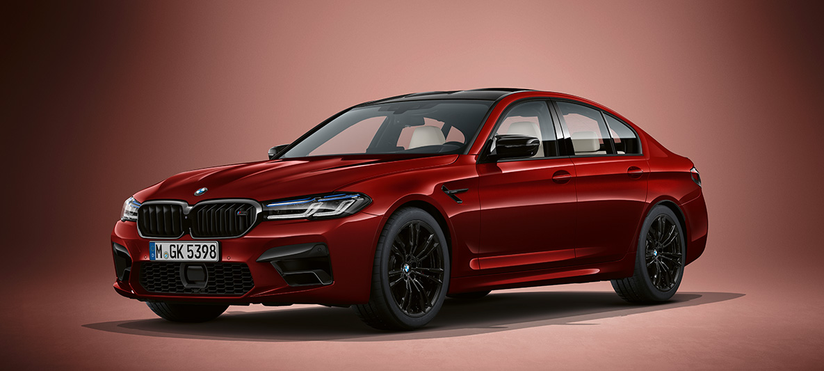BMW Individual BMW M5 Sedan F90 Metalik Kırmızı/Aventurine BMW Individual BMW M5 Sedan F90 LCI Metalik Kırmızı/Aventurine ön çaprazdan görünüm