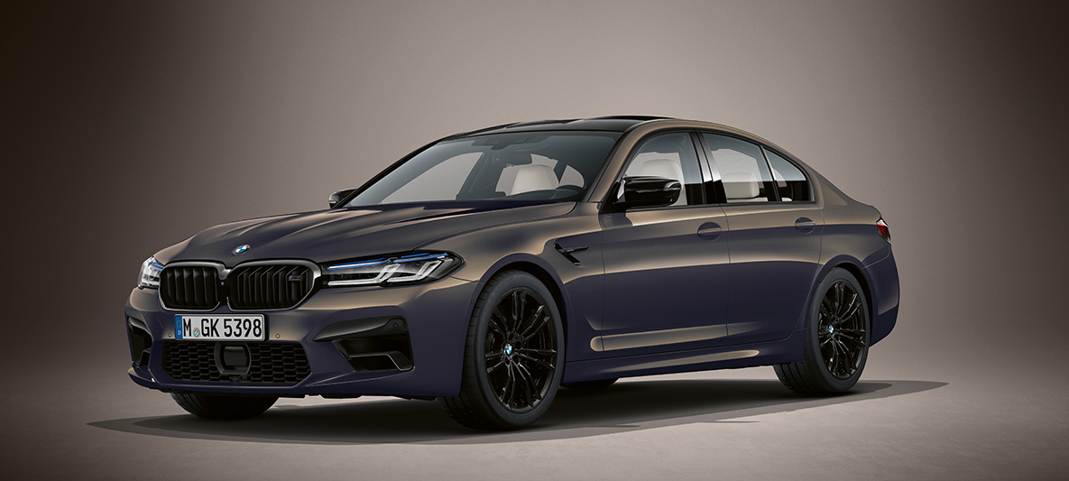 BMW Individual BMW M5 Sedan F90 Metalik Gri/Alvite BMW Individual BMW M5 Sedan F90 LCI Metalik Gri/Alvite ön çaprazdan görünüm