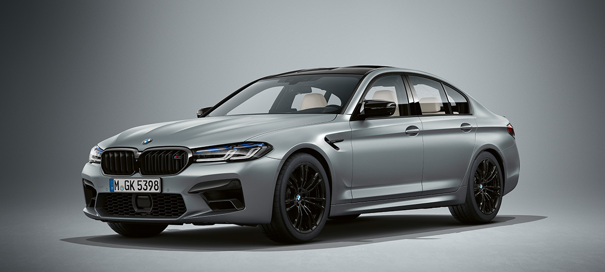 BMW Individual BMW M5 Sedan F90 Metalik Buzul/Bluestone BMW Individual BMW M5 Sedan F90 LCI Metalik Buzul/Bluestone ön çaprazdan görünüm