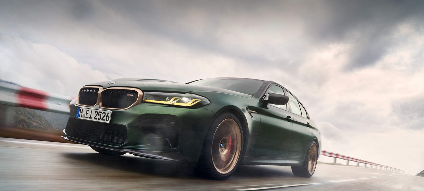 BMW M5 CS F90 Metalik Yeşil/Frozen Deep ön çaprazdan görünüm