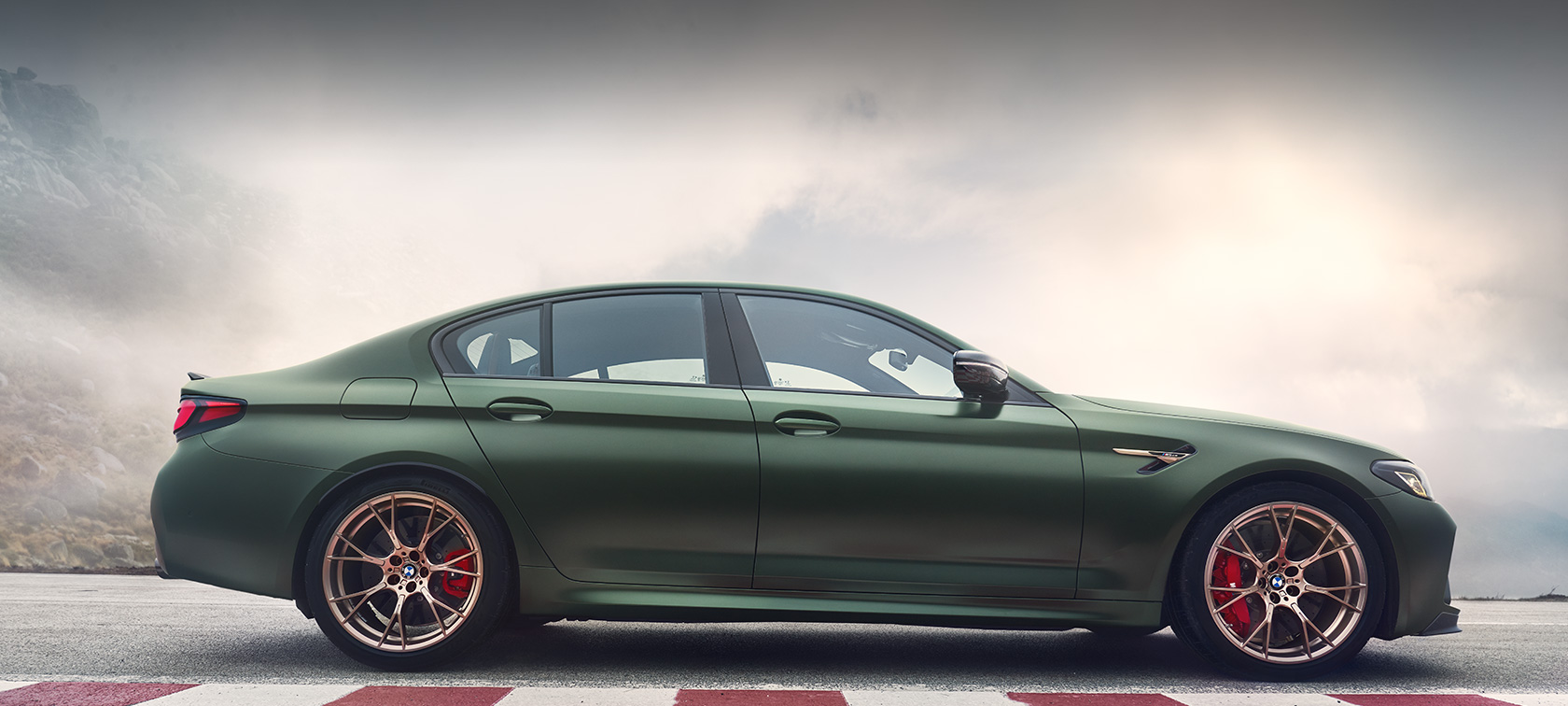 BMW M5 CS F90 Metalik Yeşil/Frozen Deep ön çaprazdan görünüm BMW M5 CS F90 Metalik Yeşil/Frozen Deep ön çaprazdan görünüm