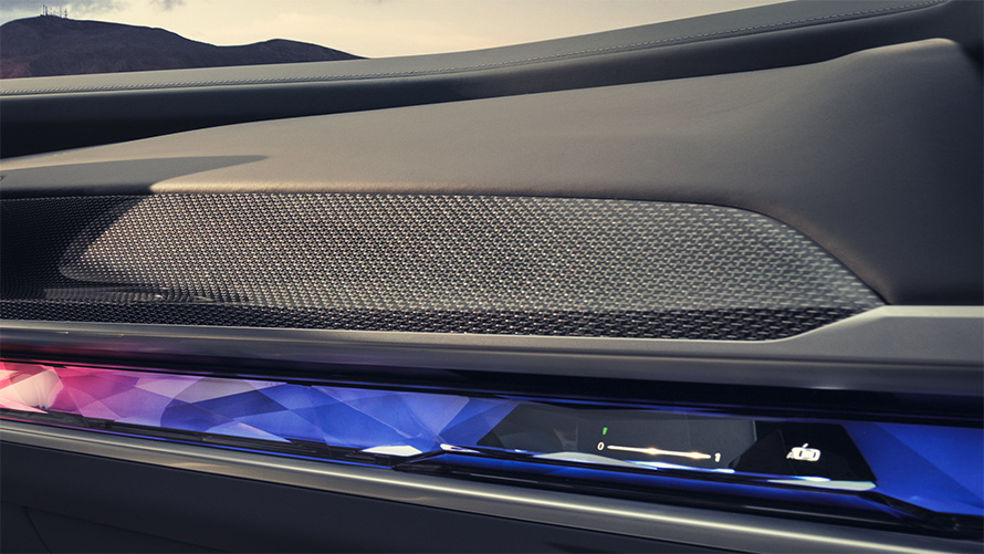 Karbon Fiber M iç kaplama, BMW M760e xDrive Sedan G70, yakın plan çekim