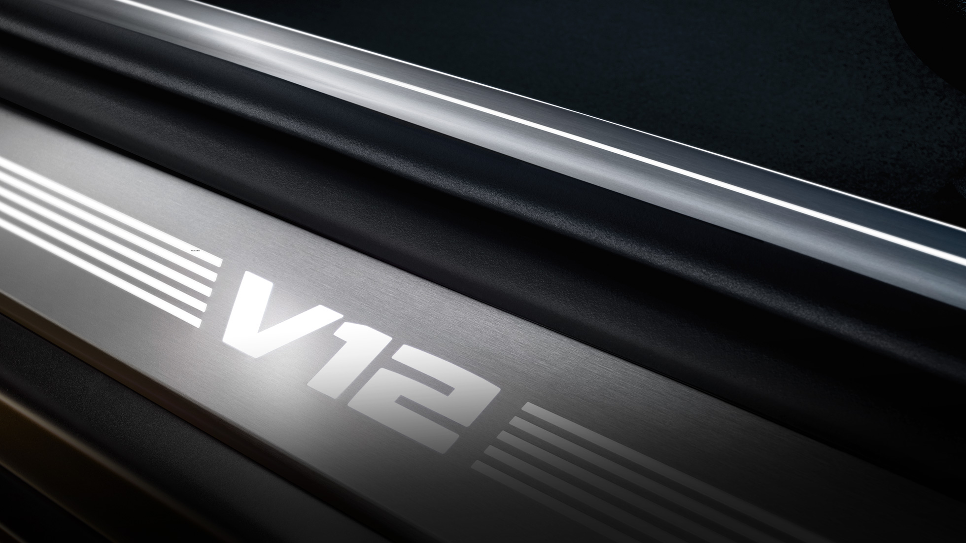 V12 yazısı ile BMW kapı eşik kaplamaları BMW M760Li xDrive Sedan, BMW M760Li iç tasarım