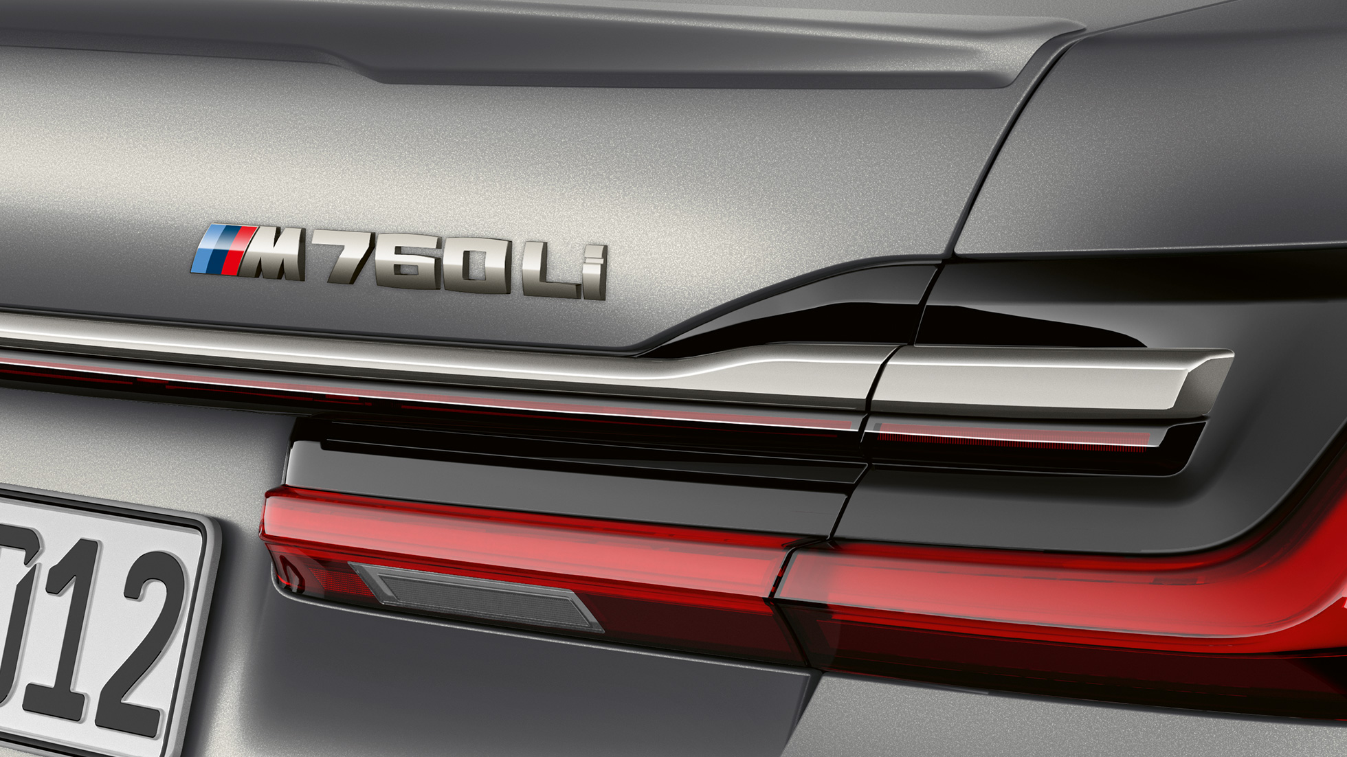 BMW M760Li xDrive Sedan, BMW M760Li isimliğinin yakın çekimi BMW M760Li xDrive Sedan, arka tasarımda M760Li isimliğinin yakın çekimi