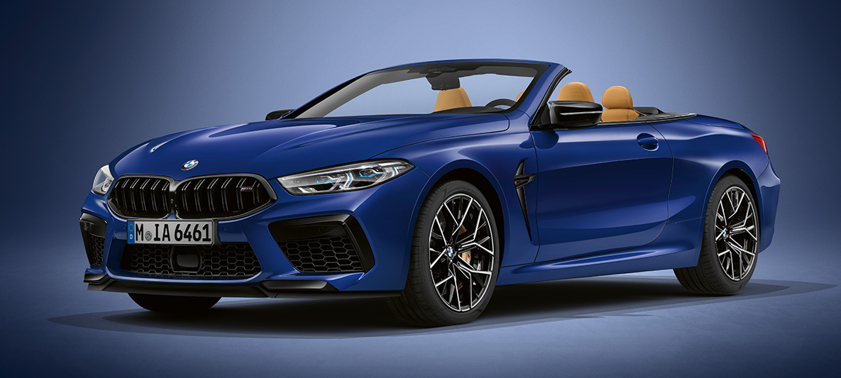 BMW Individual metalik Mavi/Tanzanite renginde Yeni BMW Individual M8 Cabrio. BMW Individual metalik Mavi/Tanzanite renginde Yeni BMW Individual M8 Cabrio, önden görünüm.