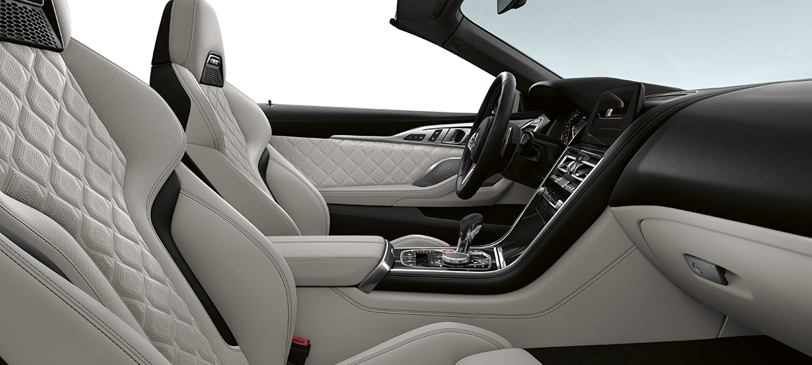 “Merino” ince tanecikli deri | Silverstone ve BMW Individual Piano Siyah iç kaplama. BMW M8 Competition Cabrio, “Merino” ince tanecikli deri iç tasarım | Silverstone ve BMW Individual Piano Siyah iç kaplama.