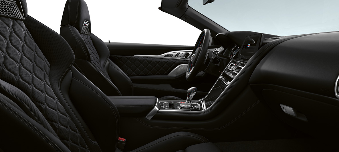 “Merino” ince tanecikli deri iç tasarım | Siyah ve BMW Individual Piano Siyah iç kaplama. BMW M8 Competition Cabrio, “Merino” ince tanecikli deri iç tasarım | Siyah ve BMW Individual Piano Siyah iç kaplama.