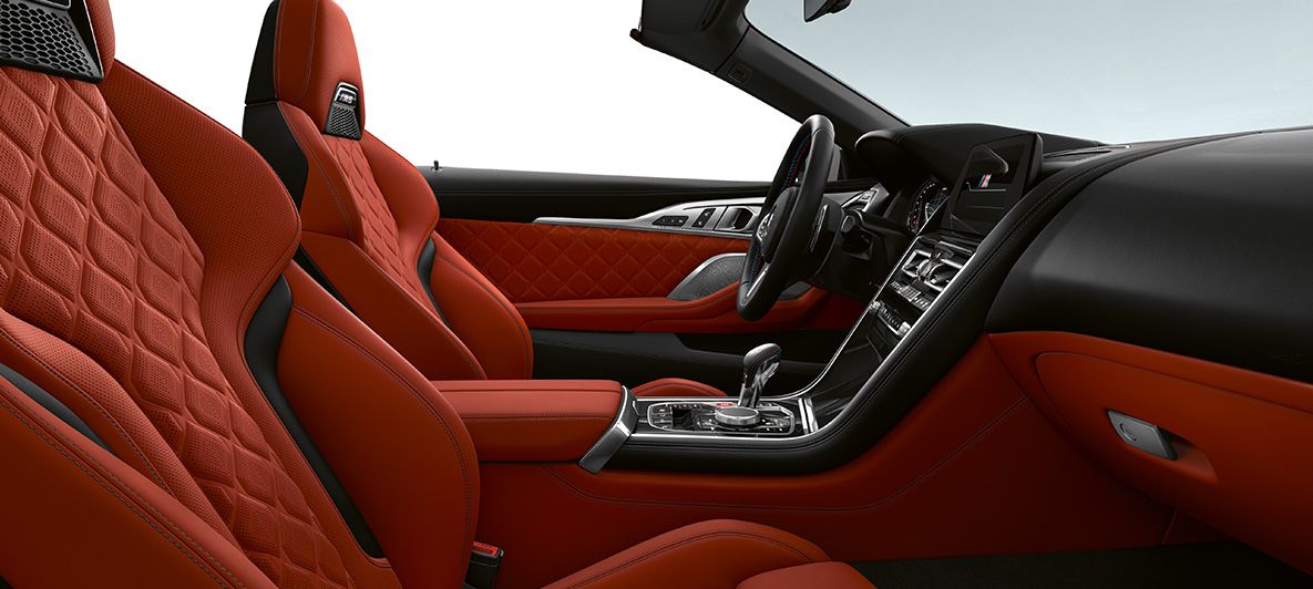 “Merino” ince tanecikli deri iç tasarım | Metalik Turuncu/Sakhir ve BMW Individual Piano Siyah iç kaplama. BMW M8 Competition Cabrio, “Merino” ince tanecikli deri iç tasarım | Metalik Turuncu/Sakhir ve BMW Individual Piano Siyah iç kaplama.