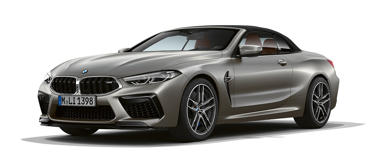 BMW M8 Cabrio, yandan ön görünüm. Gümüş/Frozen Dark BMW M8 Cabrio, yandan ön görünüm.