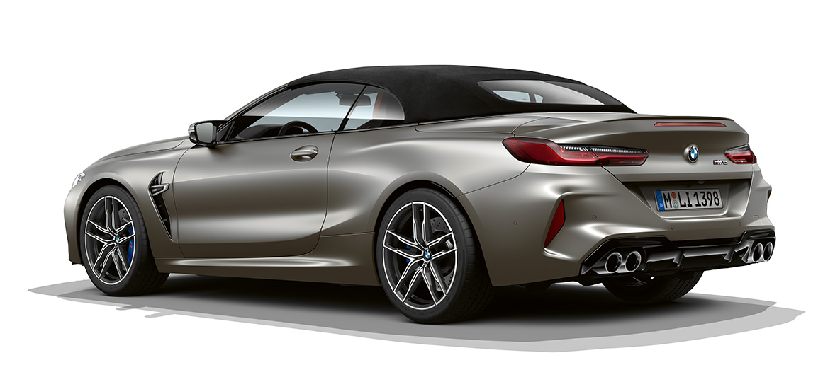 BMW M8 Cabrio, yandan arka görünüm. Gümüş/Frozen Dark BMW M8 Cabrio, yandan arka görünüm.