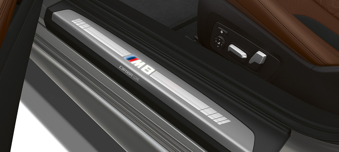 M8 yazılı kapı eşik kaplaması. M8 yazılı BMW M8 Cabrio kapı eşik kaplaması.