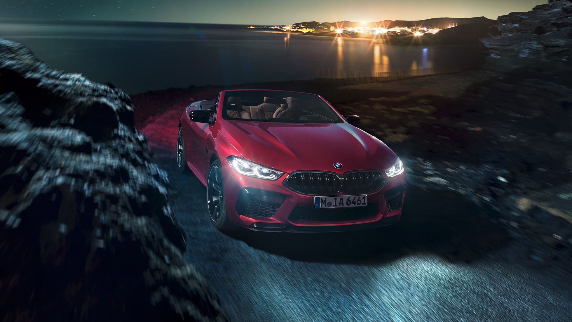 Metalik Kırmızı/Motegi BMW M8 Competition Cabrio, arka görünüm Metalik Kırmızı/Motegi BMW M8 Competition Cabrio, arka görünüm