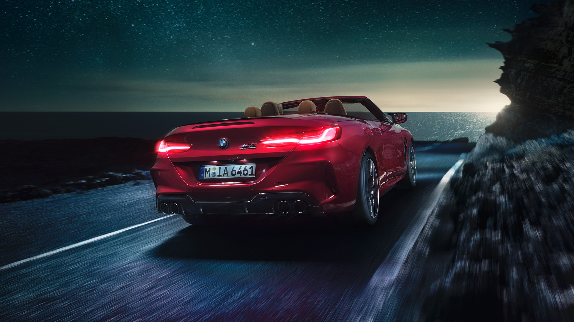 Metalik Kırmızı/Motegi BMW M8 Competition Cabrio, açık softtop tavanıyla, yan görünüm Metalik Kırmızı/Motegi BMW M8 Competition Cabrio, açık softtop tavanıyla, yan görünüm