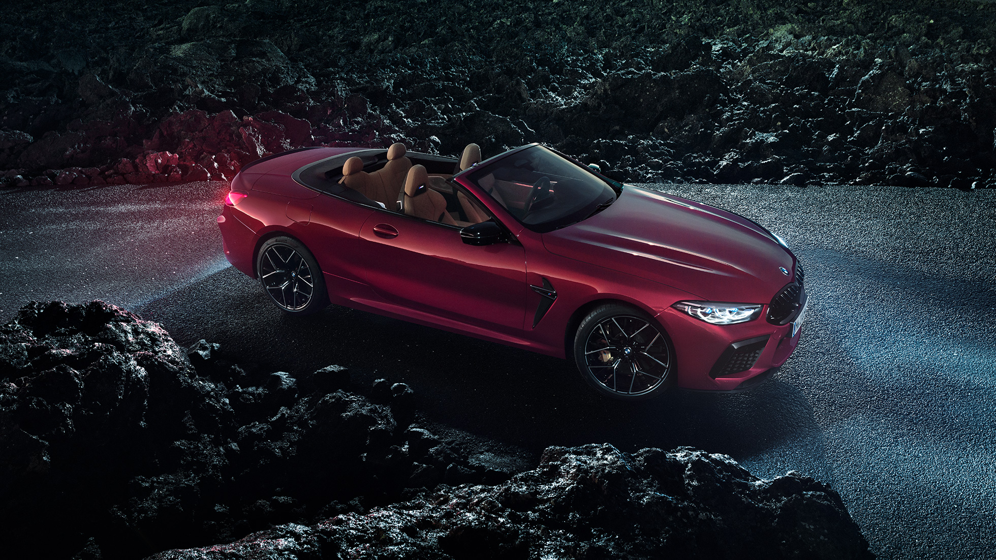 BMW M8 Competition Cabrio, M deri direksiyon ve kırmızı ortam aydınlatmasıyla kokpit görünümü. BMW M8 Competition Cabrio, M deri direksiyon ve kırmızı ortam aydınlatmasıyla kokpit görünümü.