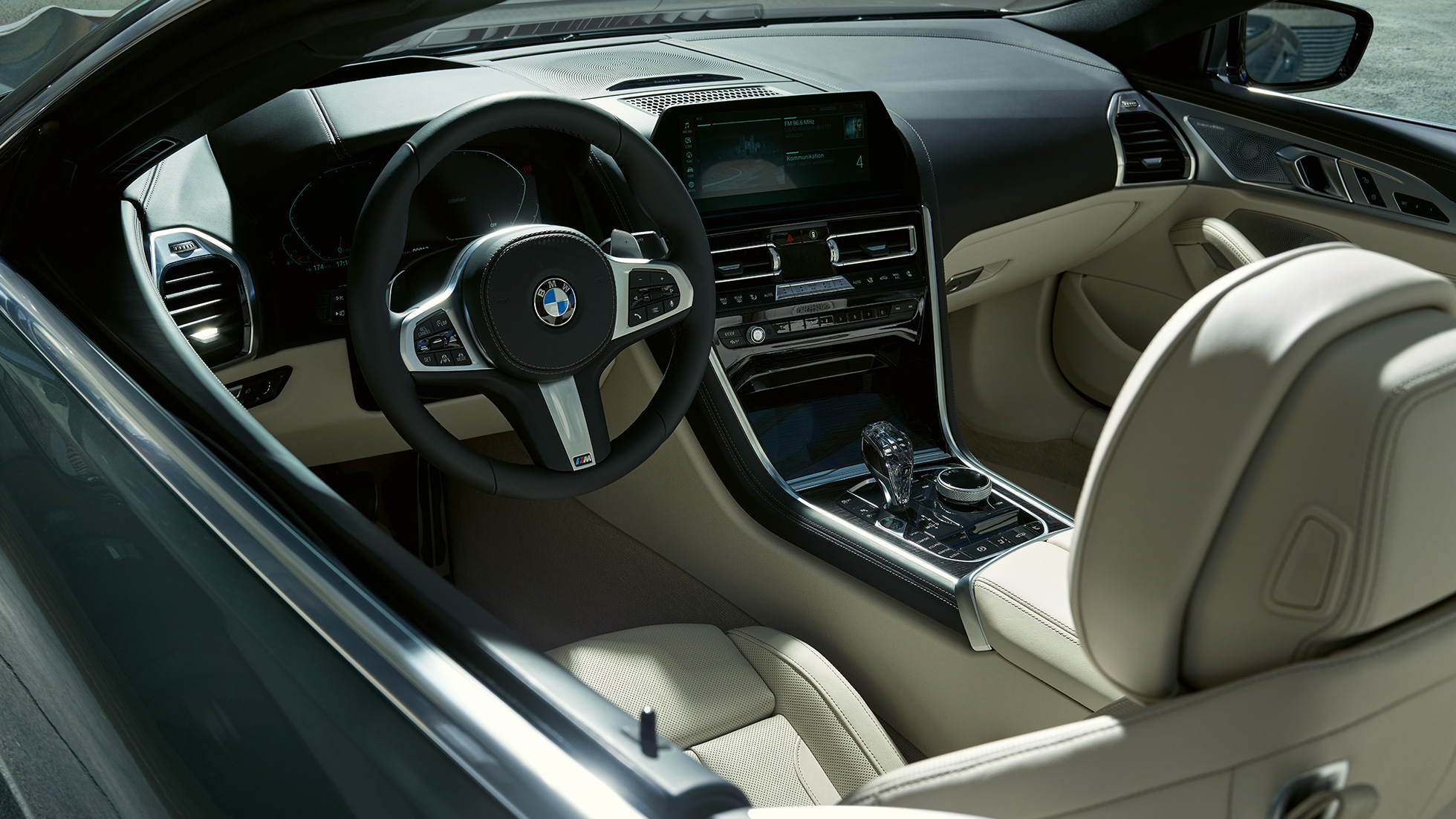 BMW M850i xDrive Cabrio, kokpit. Açık softtop ile metalik Gri/Dravit BMW M850i xDrive Cabrio, M deri direksiyonlu kokpit.