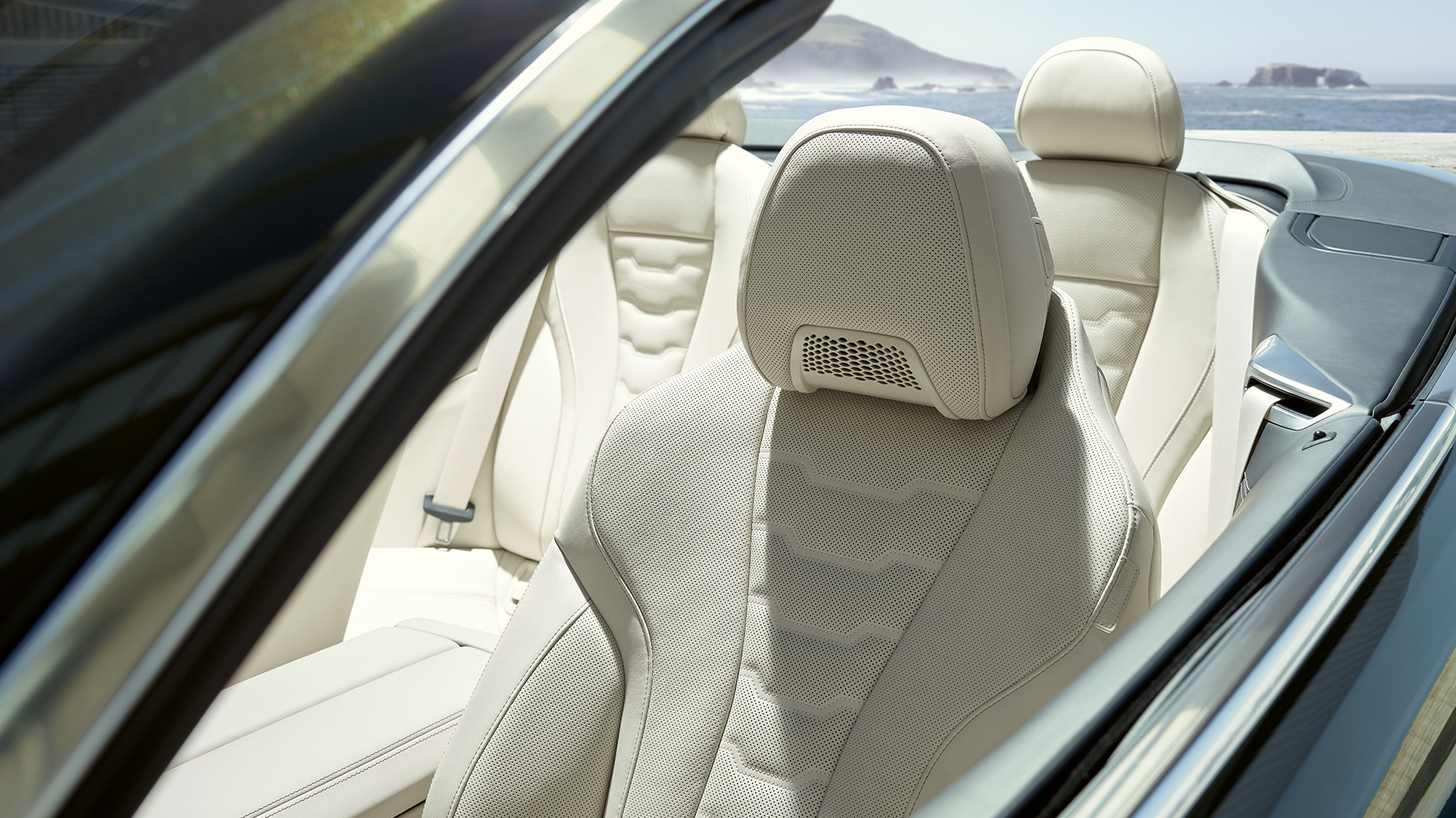 BMW M850i xDrive Cabrio, çok fonksiyonlu ön koltuklar. Açık softtop ile metalik Gri/Dravit BMW M850i xDrive Cabrio, çok fonksiyonlu koltuklar ve Fildişi Beyazı “Merino” BMW Individual deri döşemeyi içeren iç tasarım.
