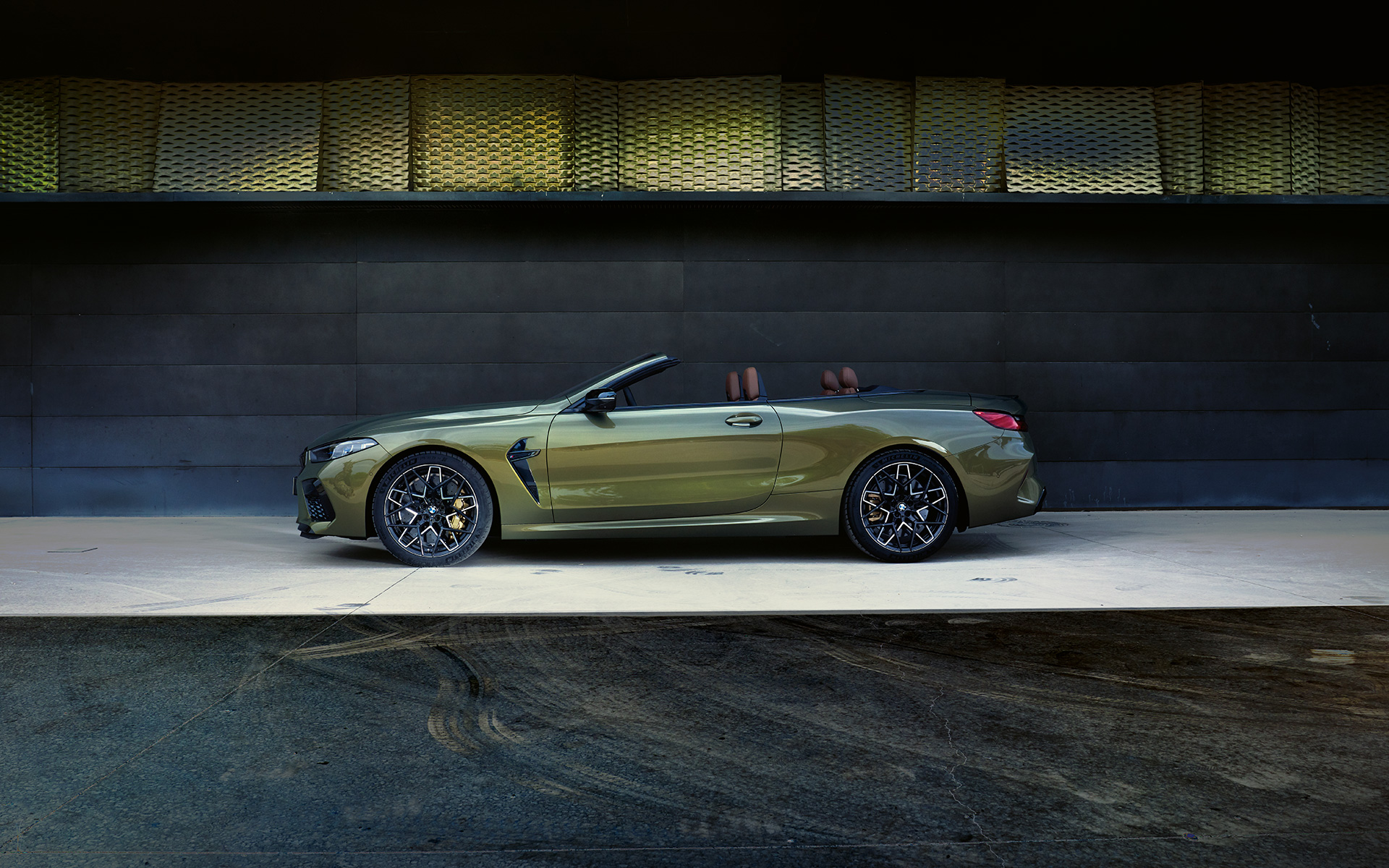 BMW M8 Competition Cabrio F91, podyum üzerinde yandan görünüm BMW M8 Competition Cabrio F91 BMW Individual Metalik Pirinç/Brass podyum üzerinde yandan görünüm